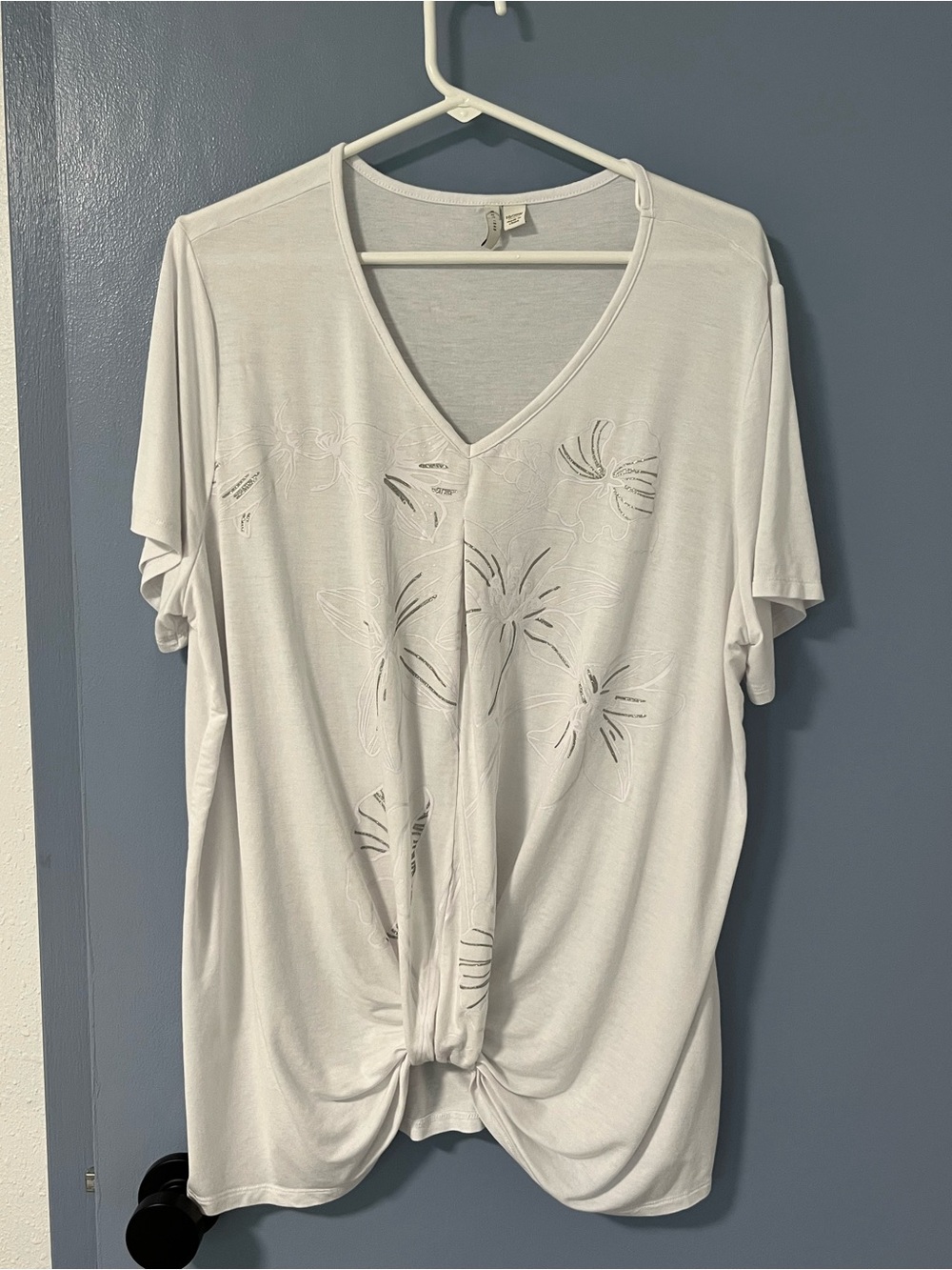 White V-Neck Short Sleeve Tee with Front Knot and Sequin Accents Size 18/20W